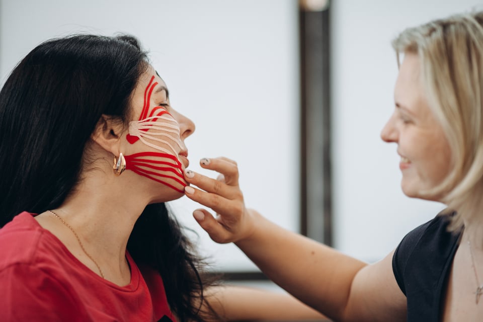 Kinesiotaping logopedyczny Warszawa – wsparcie terapii mięśni twarzy